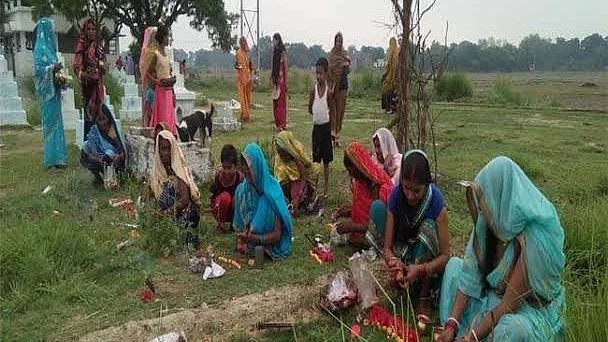वीडियो: कोरोना मैय्या की जय! बिहार, झारखंड और यूपी में महिलाओं ने की पूजा, जानें 9 लड्डू और लौंग का कनेक्शन!