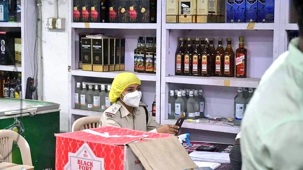 मध्य प्रदेश में महिला पुलिसकर्मी के बाद अब शिक्षक बेचेंगे शराब, कांग्रेस ने कहा- शिवराज ने बेच दी शर्म