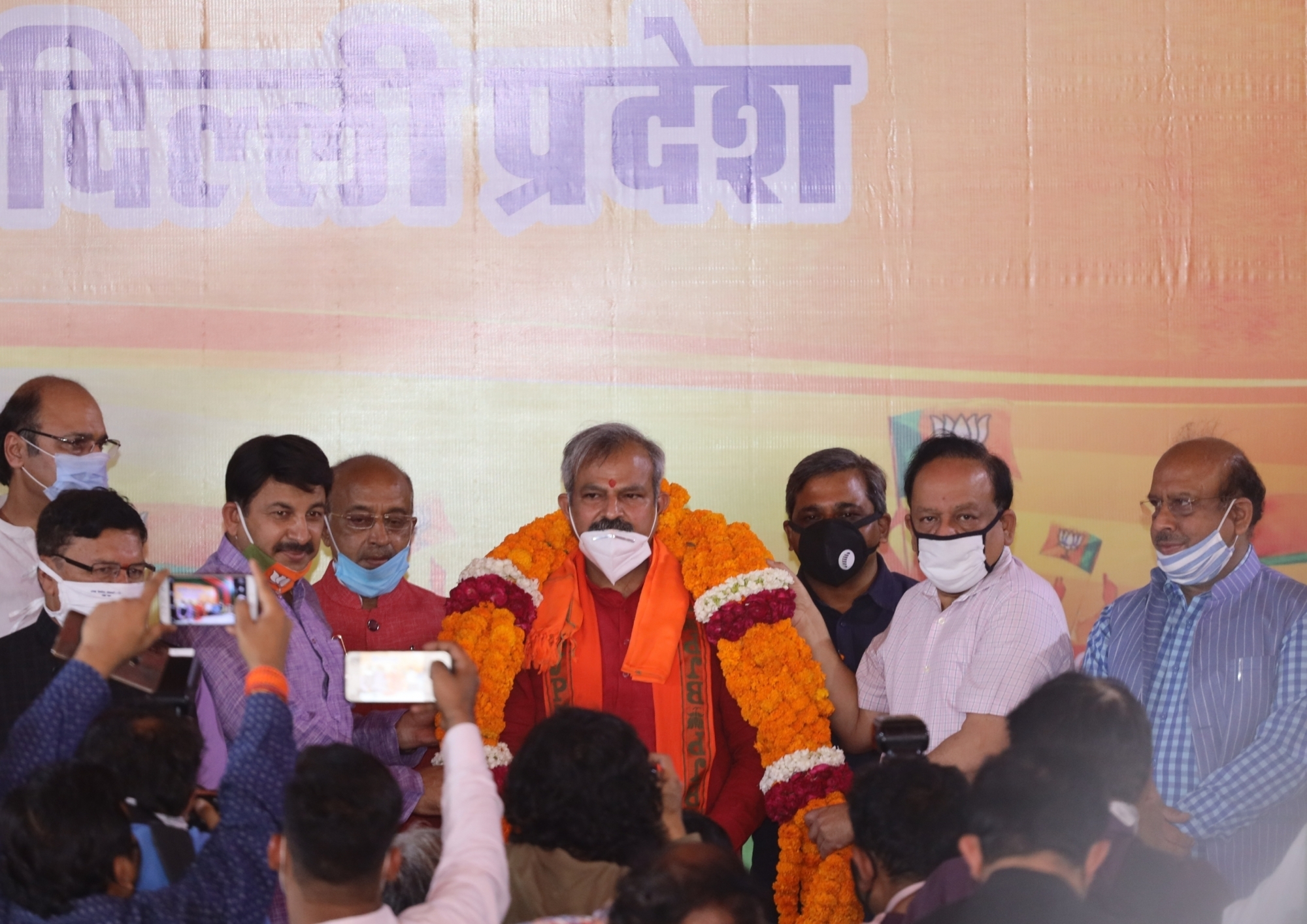 दिल्ली BJP अध्यक्ष के पदभार समारोह में स्वास्थ्य मंत्री हर्षवर्धन की मौजूदगी में ताक पर ‘2 गज की दूरी’ का नियम