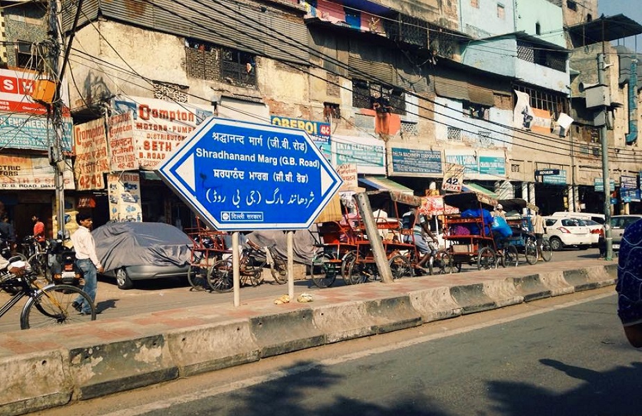 जीबी रोड की ‘घुटन’ छोड़ 8 सेक्सवर्कर्स की नई शुरुआत, कोरोना संकट में कोठे से पीछा छुड़ा बना रही हैं मास्क