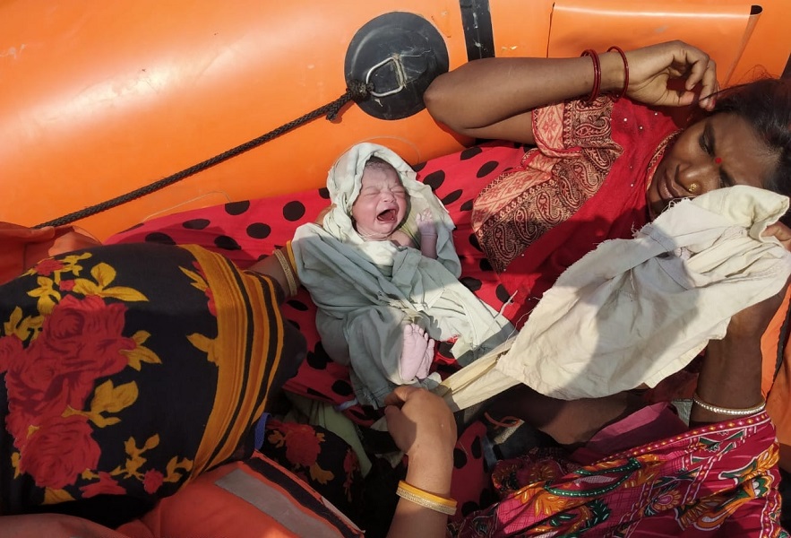 बिहार में उफनती गंडक की मझधार में बचाव बोट पर गूंजी किलकारी, जच्चा-बच्चा दोनों स्वस्थ