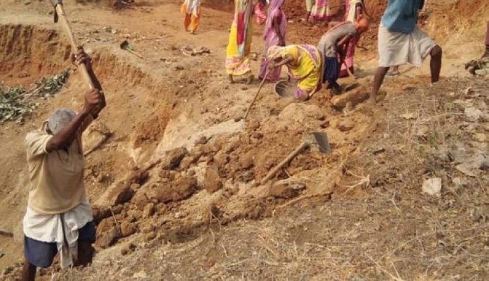 सोना तराशने वाले मनरेगा में गडढे खोदने को मजबूर, लॉकडाउन से पश्चिम बंगाल लौटे कारीगरों का हाल