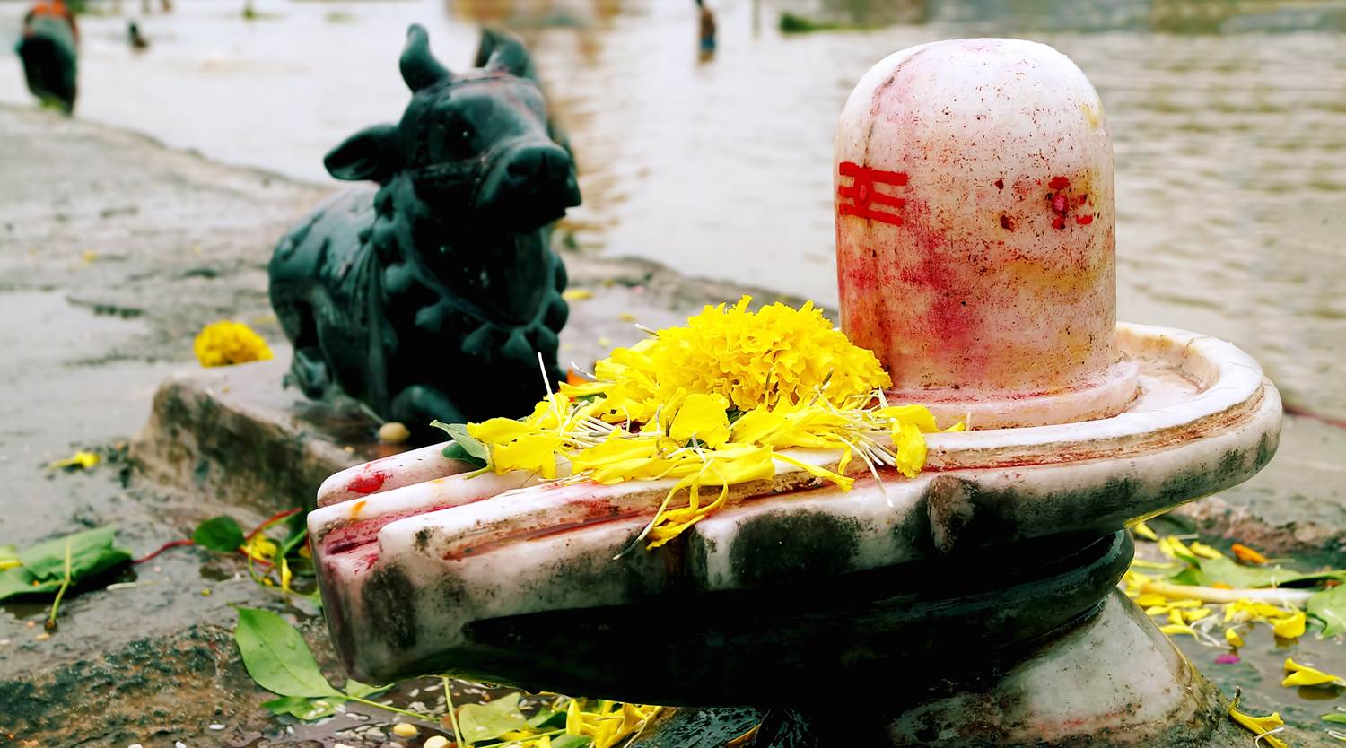 सावन का दूसरा सोमवार, सोशल डिस्टेंसिंग के साथ हो रही शिव की पूजा