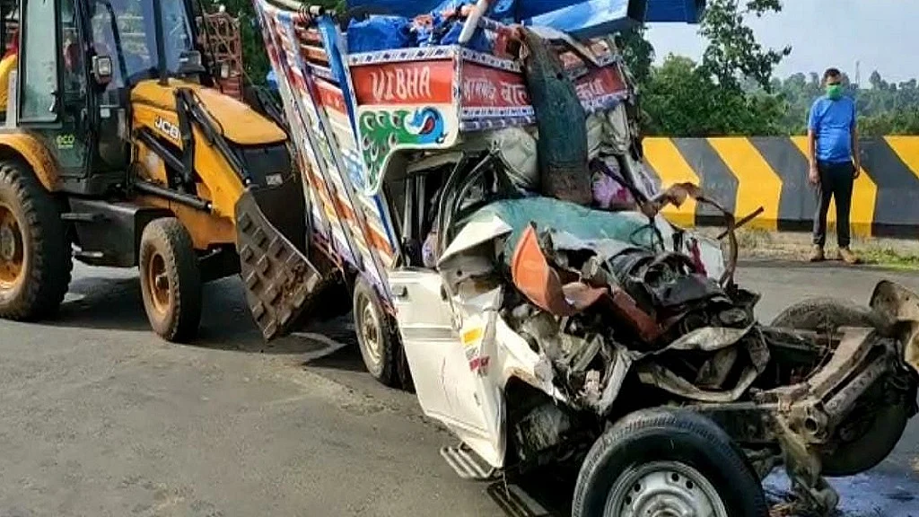 मध्य प्रदेश: मंडला में भीषण सड़क हादसा, पिकअप और मिनी ट्रक की टक्कर में 4 लोगों की दर्दनाक मौत, देखें तस्वीरें