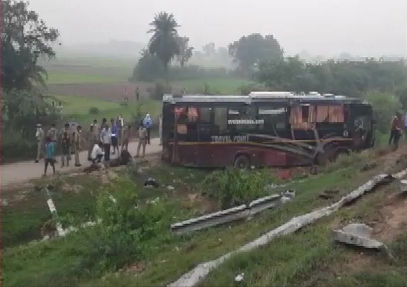 यूपी: आगरा-लखनऊ एक्सप्रेसवे पर भीषण सड़क हादसा, बस और कार की टक्कर में 5 लोगों की मौत, 18 से ज्यादा घायल