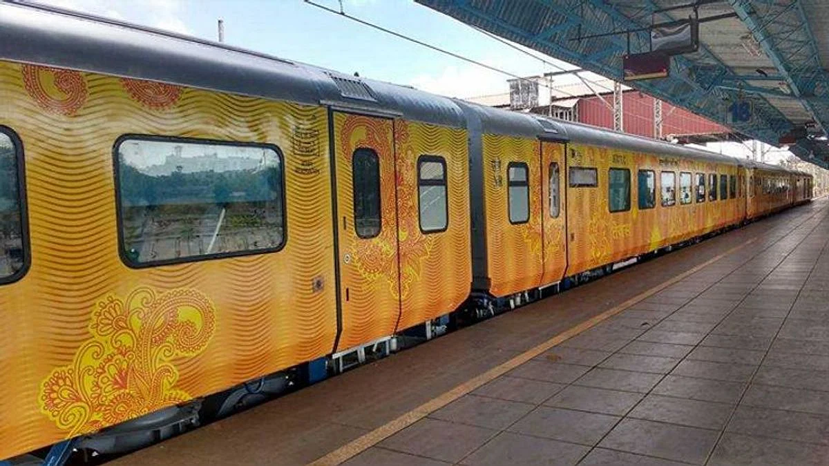 अर्थ जगत की 5 बड़ी खबरें: इतने फीसदी ट्रेनों को प्राइवेट ऑपरेटर्स चलाएंगे और बजाज ऑटो की बिक्री जून में 31 प्रतिशत घटी