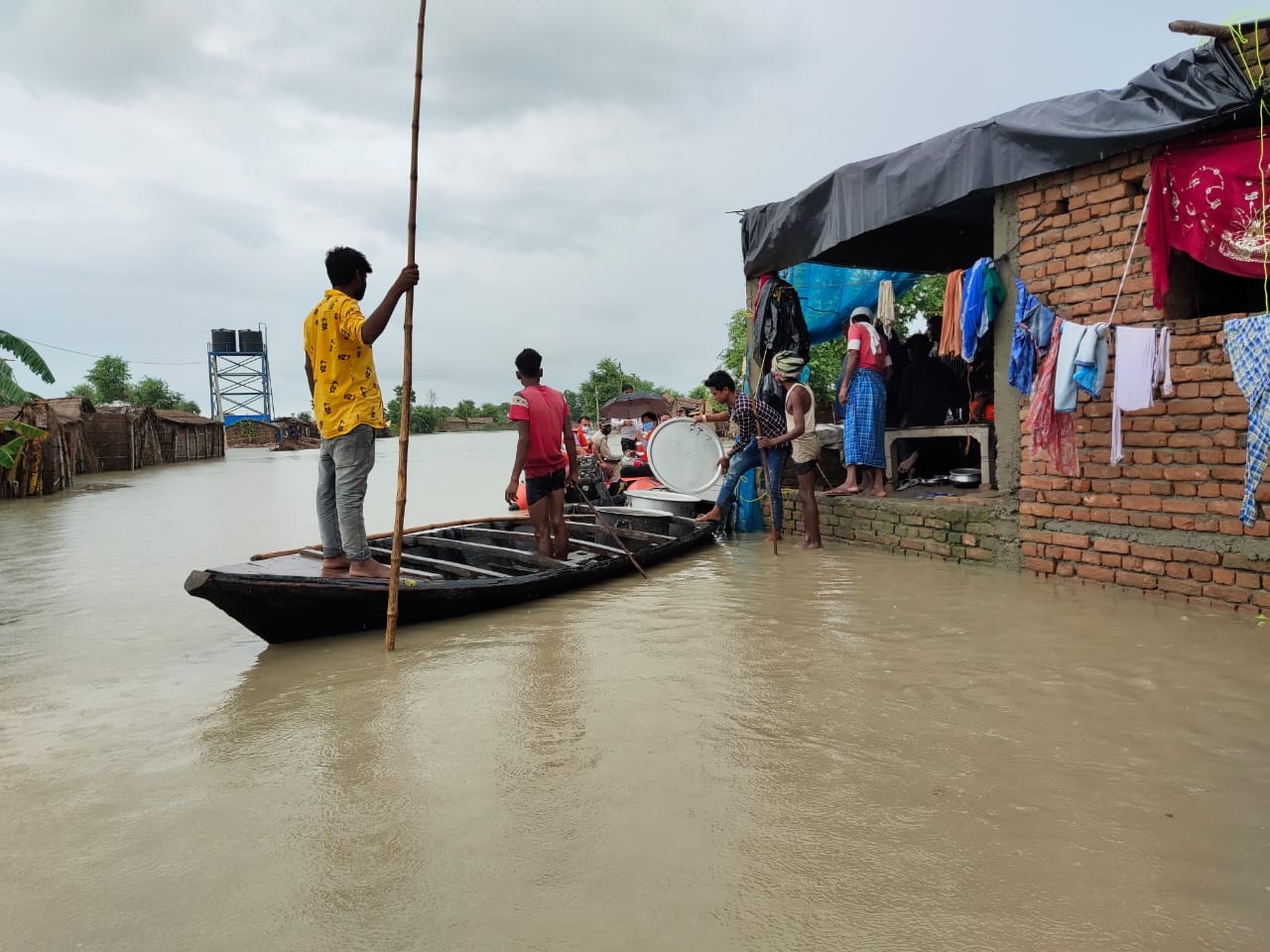 'कोरोना हमारा क्या कर लेगा, हमलोग तो बाढ़ से हर साल मरते हैं', बिहार में बाढ़ प्रभावितों का छलका दर्द