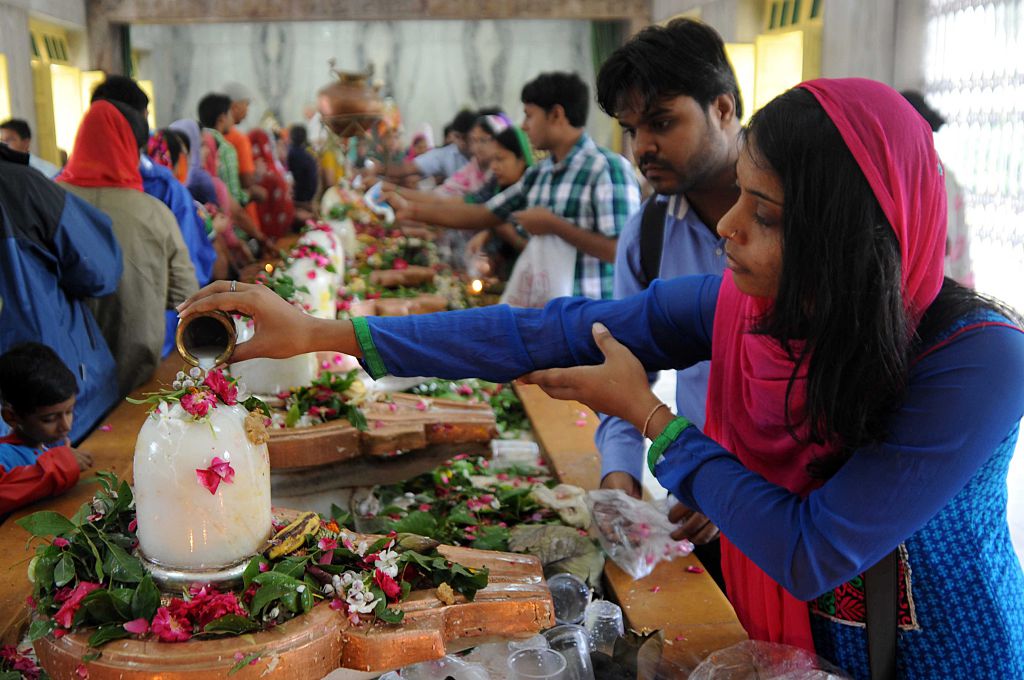 सावन का पहला सोमवार: हर-हर महादेव के जयकारे से गूंजे शिवालय, महाकालेश्वर मंदिर में उमड़े श्रद्धालु