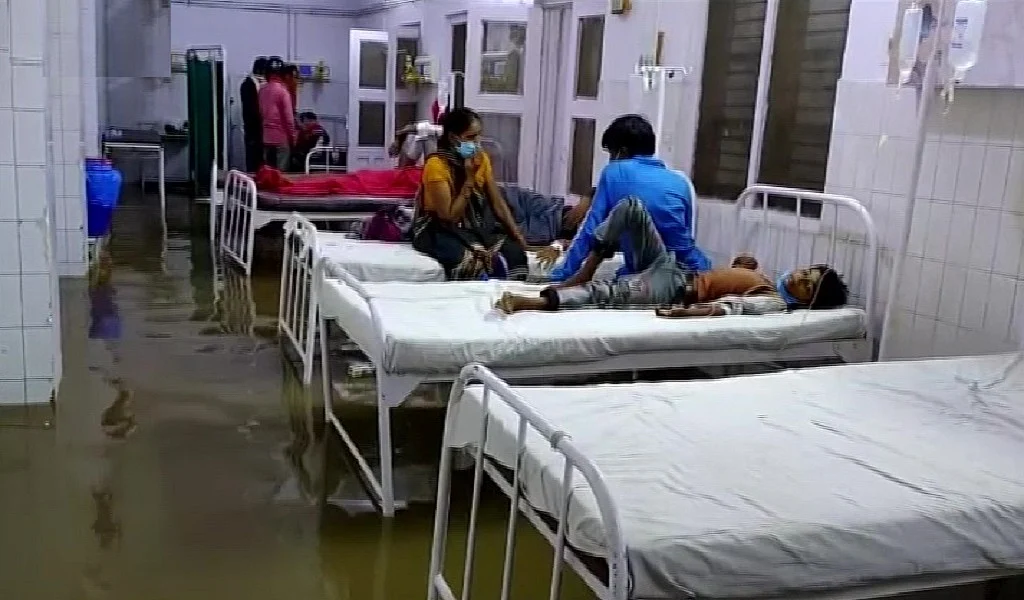 योगी राज में ‘डूबती’ स्वास्थ्य व्यवस्था! ‘तैरते’ मरीज, ये हाल महोबा के जिला अस्पताल का है, देखें तस्वीरें