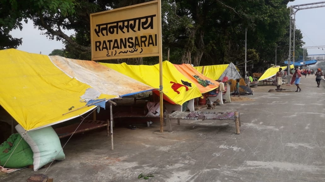 नीतीश सरकार की नाकामियों का एक और नमूना, बाढ़ पीड़ितों की 'प्लेटफार्म' पर कट रही जिंदगी