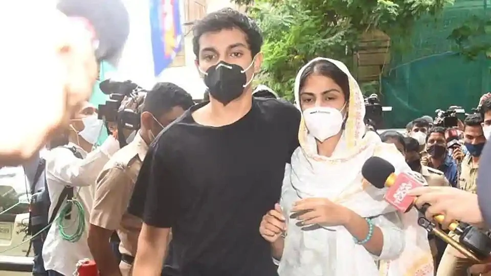 सिनेजीवन: रिया चक्रवर्ती का SC में नया हलफनामा और ED दफ्तर में उनके परिवार समेत कई लोगों से पूछताछ