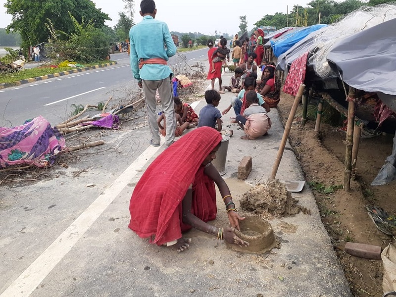 बिहार में बाढ़ पीड़ितों की ‘शरणस्थली’ बनी सड़कें, अब तक नीतीश सरकार की मदद नदारद