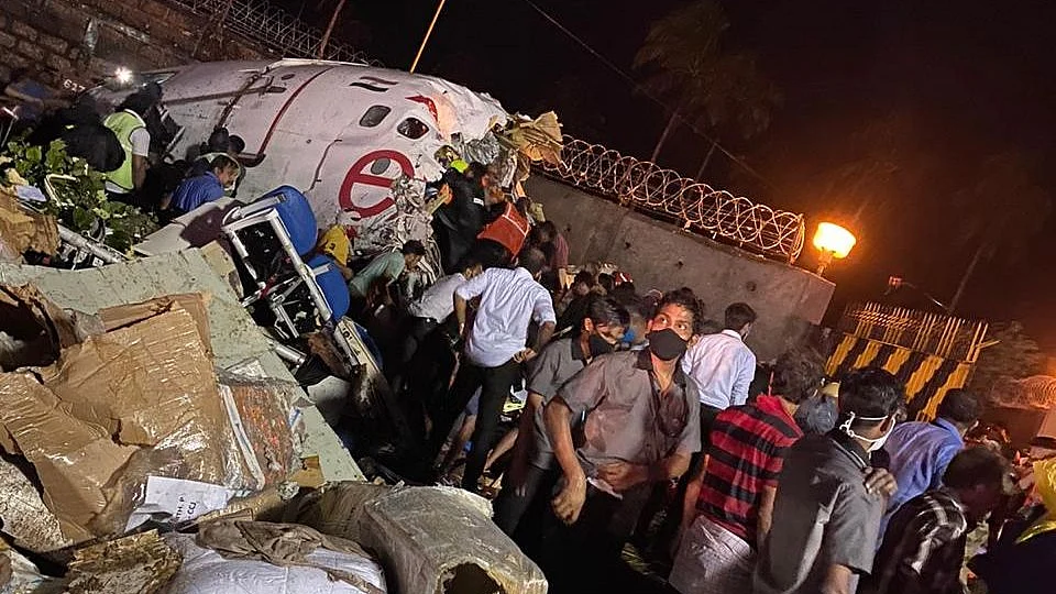 बड़ी खबर LIVE: कोझिकोड विमान हादसे में 16 की मौत, सभी घायलों को पहुंचाया गया अस्पताल, बचाव का काम पूरा हुआ