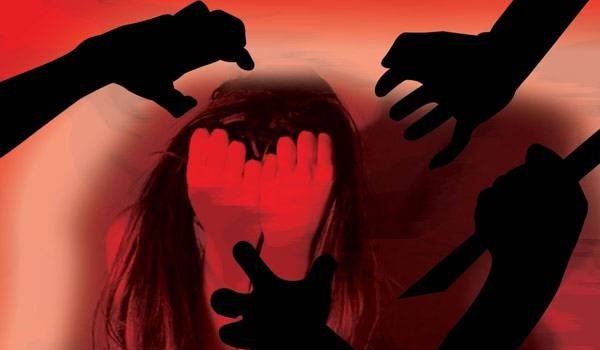 यूपी में दलित युवती की गैंगरेप के बाद काटी जुबान और मरोड़ दी गर्दन, अस्पताल में मौत, प्रियंका ने योगी सरकार से पूछे सवाल