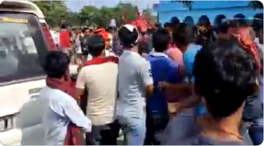 बिहारः बीजेपी सांसद पर फूटा बाढ़ पीड़ितों का गुस्सा, वीडियो में देखें समर्थकों पर लात-घूंसे और कुर्सी की बौछार