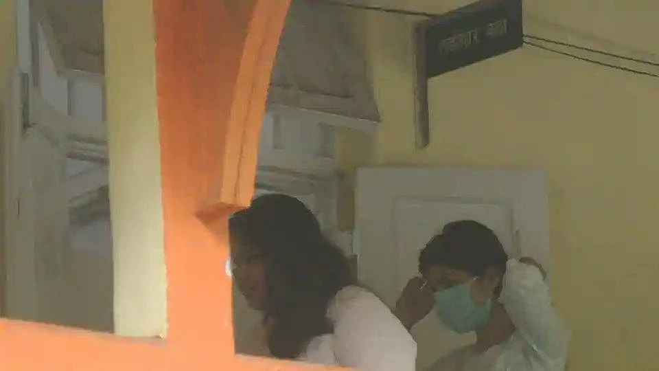 रिया चक्रवर्ती से मनी लॉन्ड्रिंग मामले में ED की पूछताछ, सुशांत के खाते से इतने करोड़ रुपए की हेराफेरी का आरोप!