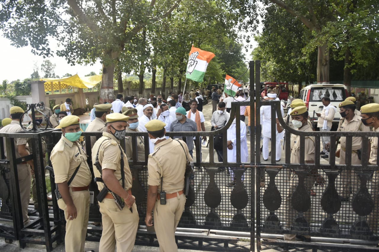 दलित प्रधान हत्या: यूपी कांग्रेस अध्यक्ष समेत कई नेता आजमगढ़ में किए गए नजरबंद, परिजनों से पहुंचे थे मिलने