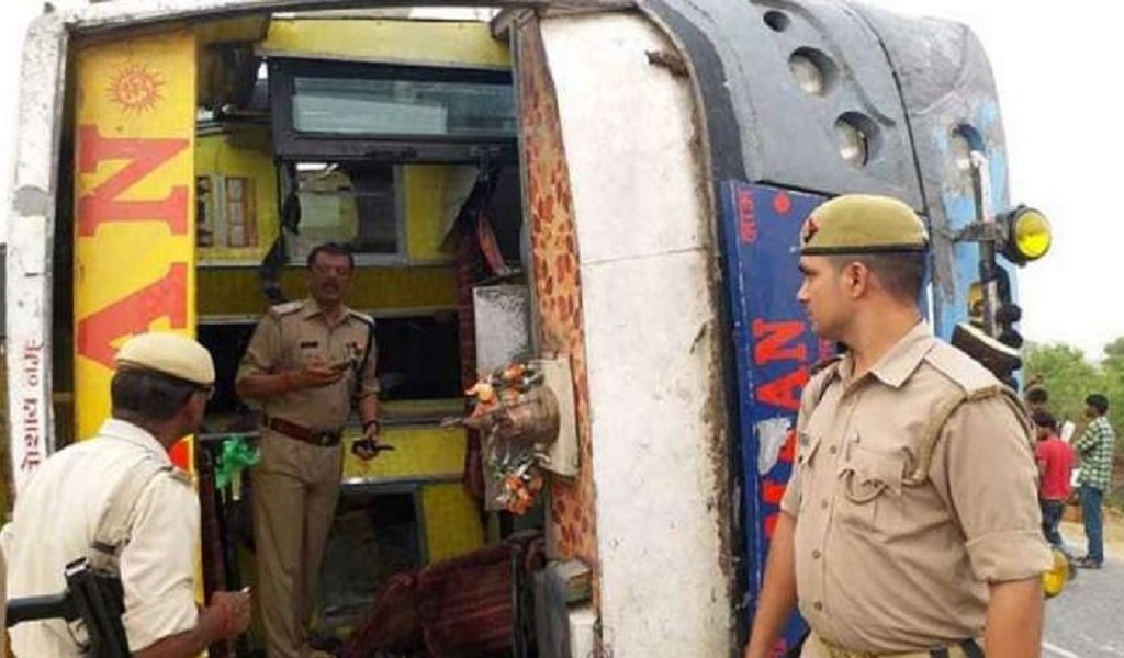 यूपी: इटावा में आगरा-लखनऊ एक्सप्रेसवे पर पलटी बस, 30 यात्री घायल, दिल्ली से बिहार के मधुबनी जा रही थी बस
