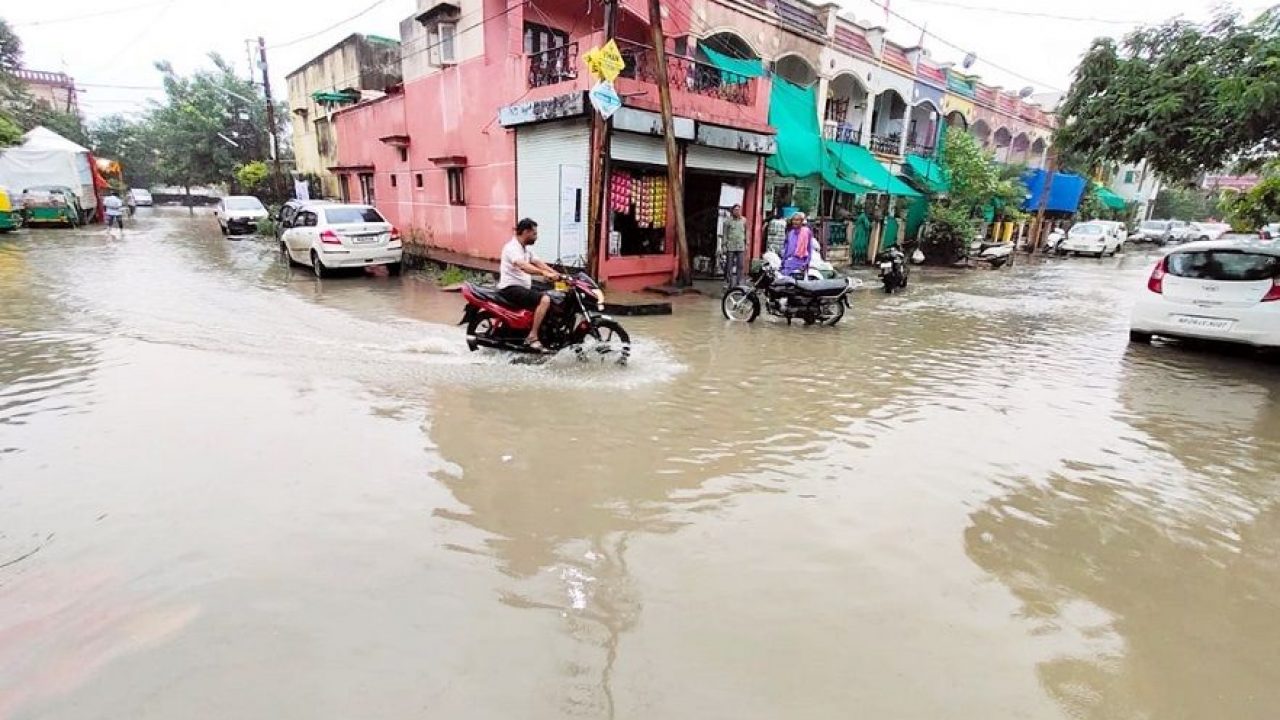 इंदौर की कई बस्तियों में भरा पानी, राहत और बचाव के लिए चलानी पड़ी नाव