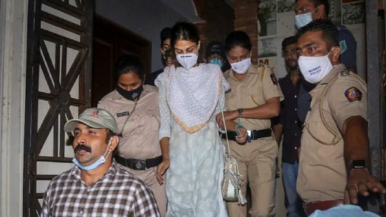 सिनेजीवन: CBI पहली बार रिया के माता-पिता से कर रही पूछताछ और सुशांत के परिवार के खिलाफ लीगल एक्शन लेंगी रिया
