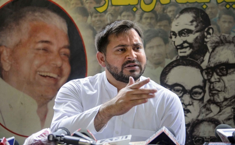 बिहार के युवाओं से तेजस्वी ने किया रोजगार का वादा, टोल फ्री नंबर किया जारी
