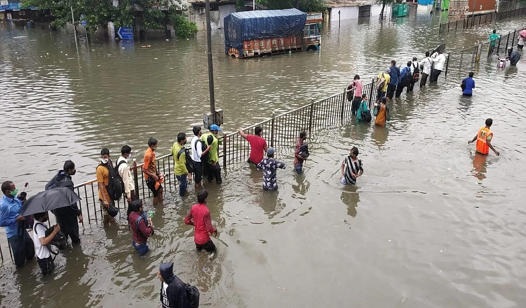 मूसलाधार बारिश से मुंबई बेहाल, सड़क से लेकर रेलवे ट्रैक तक जलजमाव, निजी और सरकारी संस्थानों में छुट्टी घोषित