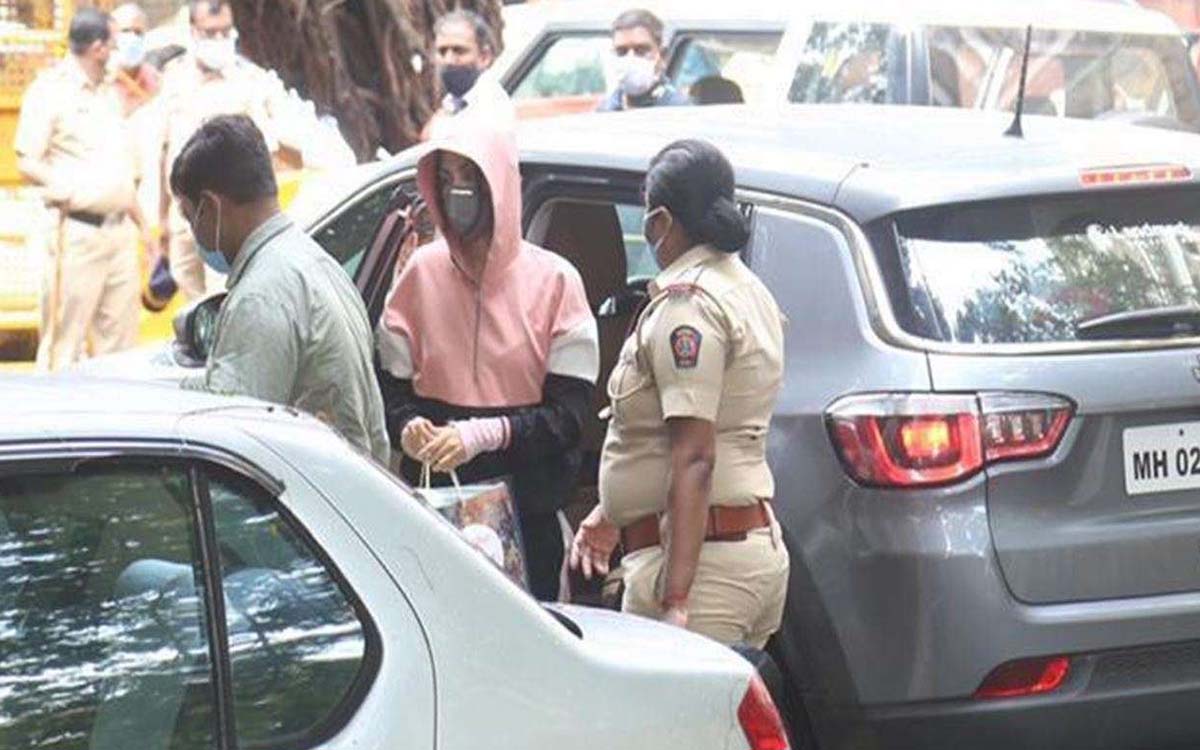 सुशांत केस: ड्रग्स मामले में रिया से NCB ने आज 8 घंटे तक की कड़ी पूछताछ, जानें किस तरह के पूछे गए सवाल!