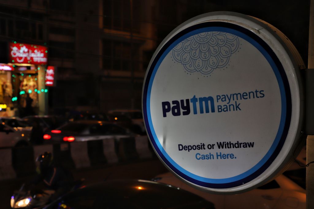 अर्थ जगत की 5 बड़ी खबरें: नियमों का उल्लंघन करने पर प्ले स्टोर से Paytm की छुट्टी और लाल निशान पर शेयर बाजार बंद
