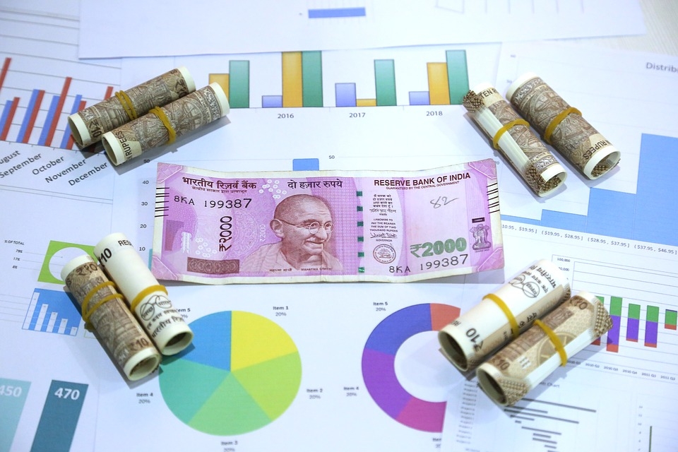 ईएमआई चुकाने से मिल सकती है और छूट, सरकार ने सुप्रीम कोर्ट में कहा- 2 साल बढ़ सकती है लोन मोरेटोरियम की अवधि