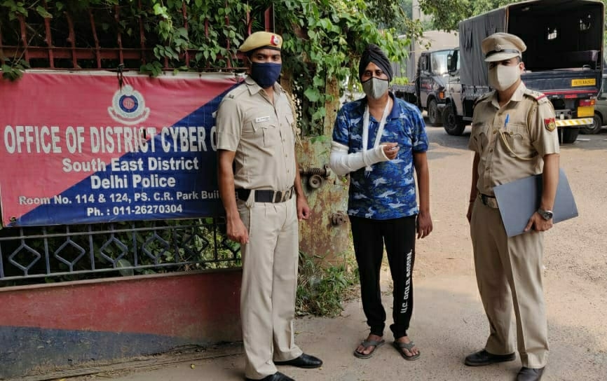 आसान ईएमआई पर मोबाइल देने का लालच देकर 2,500 लोगों से ठगी, कहीं आप तो नहीं हुए इसके शिकार