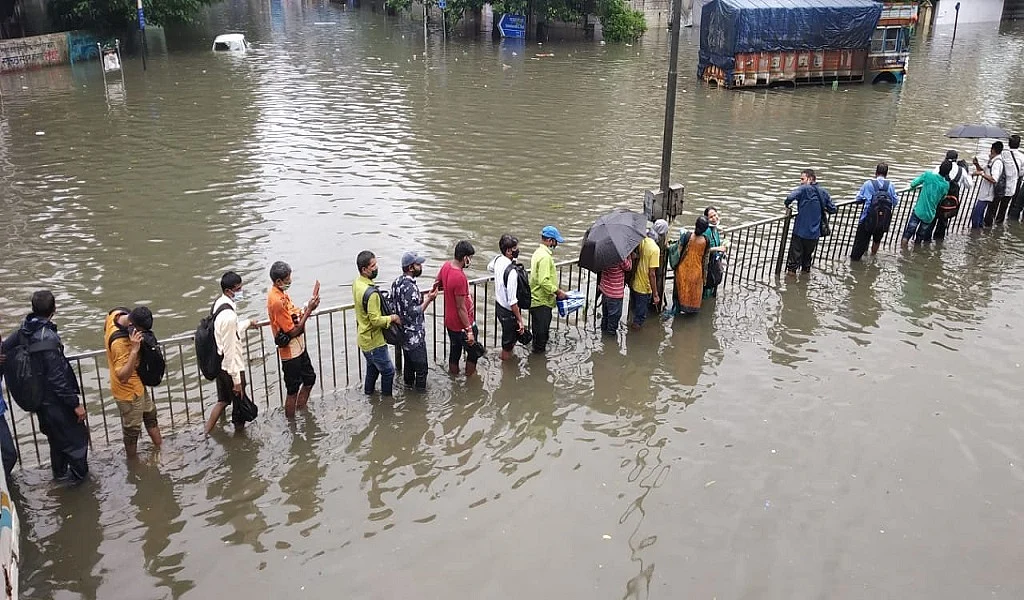 मूसलाधार बारिश से मुंबई बेहाल, सड़क से लेकर रेलवे ट्रैक तक जलजमाव, निजी और सरकारी संस्थानों में छुट्टी घोषित