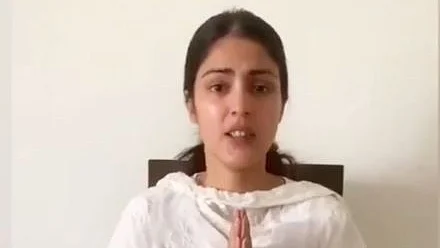 सुशांत मामला : एनसीबी के सामने पेश हुईं रिया, लटकी रही गिरफ्तारी की तलवार