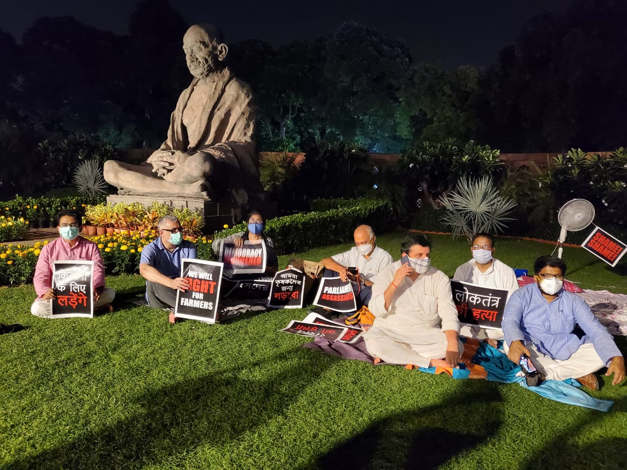 रात भर धरने पर रहेंगे निलंबित विपक्षी सांसद, आजाद ने कहा- जिन्होंने नियम याद दिलाया, उन्हें ही बाहर कर दिया