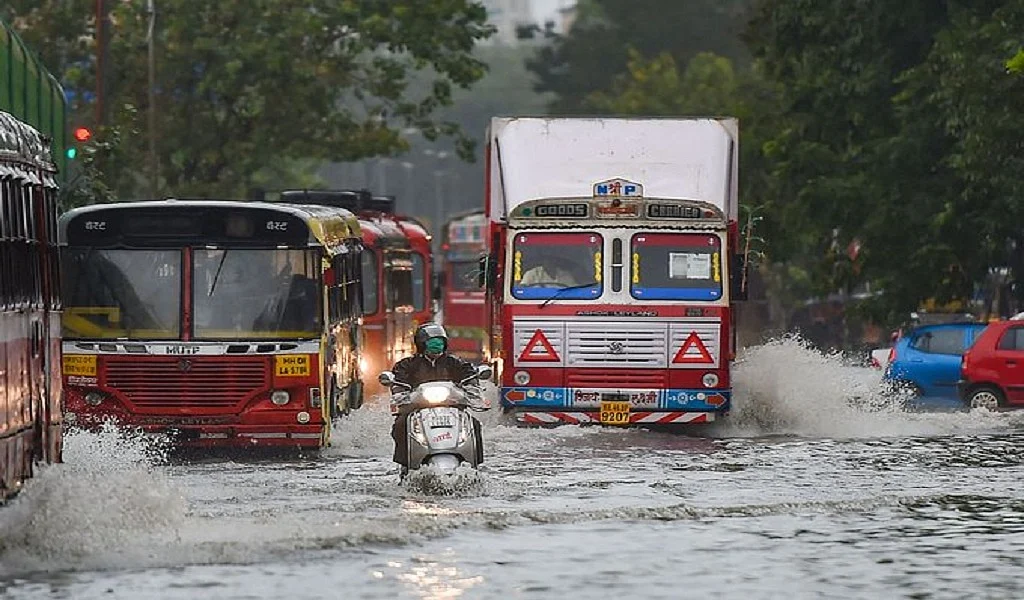 मूसलाधार बारिश से मुंबई बेहाल, सड़क से लेकर रेलवे ट्रैक तक जलजमाव, निजी और सरकारी संस्थानों में छुट्टी घोषित
