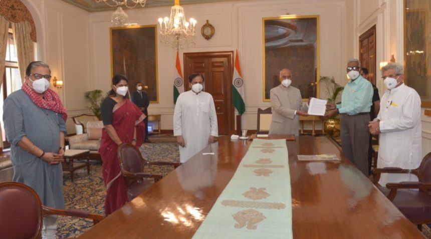 दिल्ली दंगों की निष्पक्ष जांच के लिए राष्ट्रपति से मिला विपक्ष, ज्ञापन सौंप की जांच आयोग की मांग