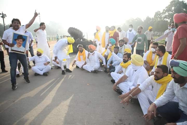 कृषि कानून आंदोलन की आग दिल्ली पहुंची, इंडिया गेट पर किसानों और यूथ कांग्रेस का प्रदर्शन, हिरासत में कई कार्यकर्ता