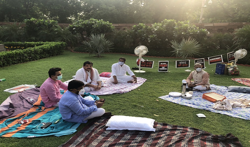 संसद परिसर में रातभर जारी रहा निलंबित सांसदों का धरना, सुबह चाय लेकर मिलने पहुंचे उपसभापति
