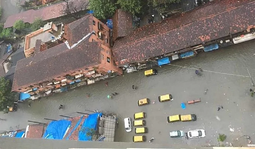 मूसलाधार बारिश से मुंबई बेहाल, सड़क से लेकर रेलवे ट्रैक तक जलजमाव, निजी और सरकारी संस्थानों में छुट्टी घोषित