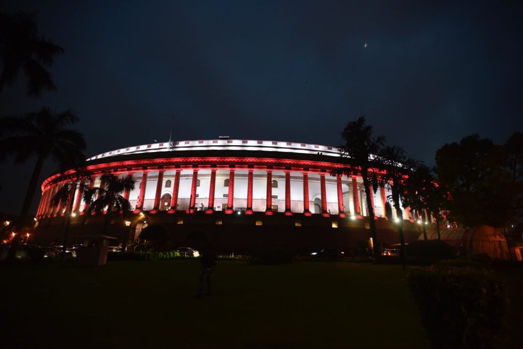 आकार पटेल का लेख: सरकारों को और अधिक 'पॉवर' की भूख, रौंदे जा रहे हैं आम लोगों के अधिकार