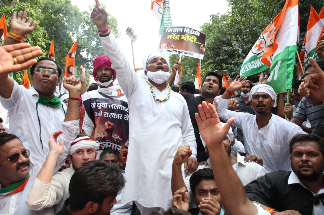 कृषि विधेयकों के खिलाफ यूथ कांग्रेस ने संसद घेरा, बेरोजगारी पर फूंका पीएम मोदी का पुतला, कई गिरफ्तार