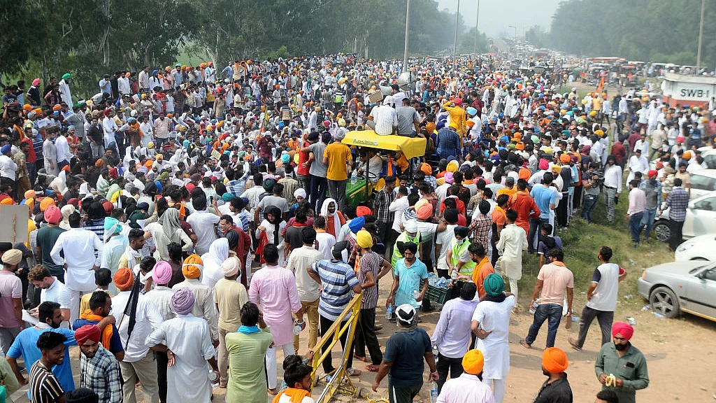 खरी-खरी: किसान-मजदूर के अधिकार छीनने के लिए संसद की पीठ में छुरा घोंपकर लोकतंत्र की हत्या