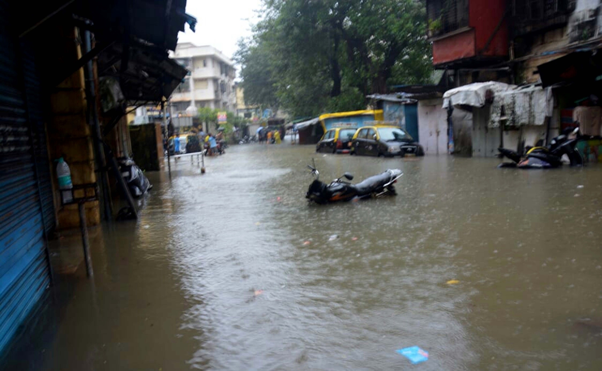 मुंबई में मूसलाधार बारिश से थमी जिंदगी, सड़क और रेल यातायात बाधित, दर्ज हुई 36 सेंटीमीटर बारिश