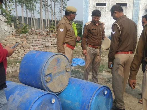 यूपी अजब है! हैंडपंप के नीचे मिला शराब का बैरल, 10 हजार लीटर कच्चा माल बरामद