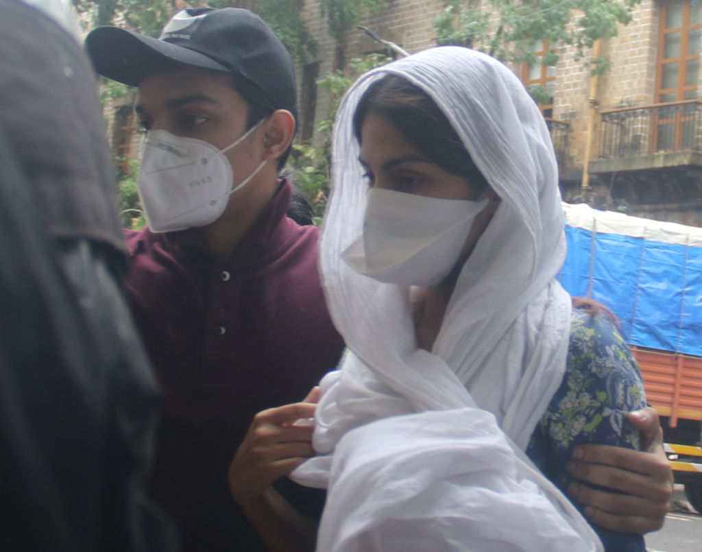 सिनेजीवन: रिया-शौविक की 14 दिन और बढ़ी न्यायिक हिरासत, AIIMS रिपोर्ट पर जिया खान की मां ने उठाए सवाल