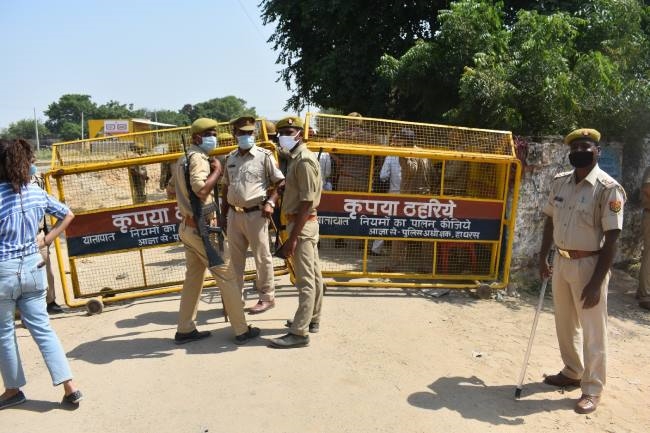 हाथरस कांडः पीड़िता का गांव सील, परिवार बंधक, यूपी से दिल्ली तक दिनभर रही गहमागहमी