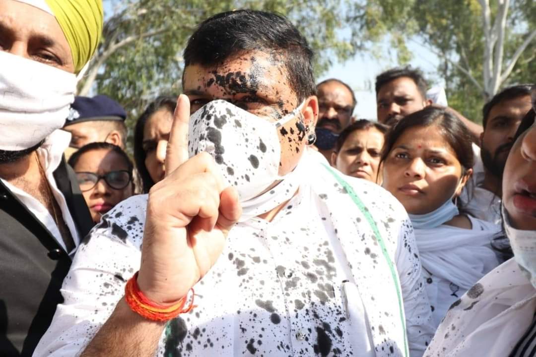 हाथरस में आप सांसद और विधायक पर फेंकी गई काली स्याही, संजय सिंह बोले- दरिंदों के साथ खड़ी है योगी सरकार