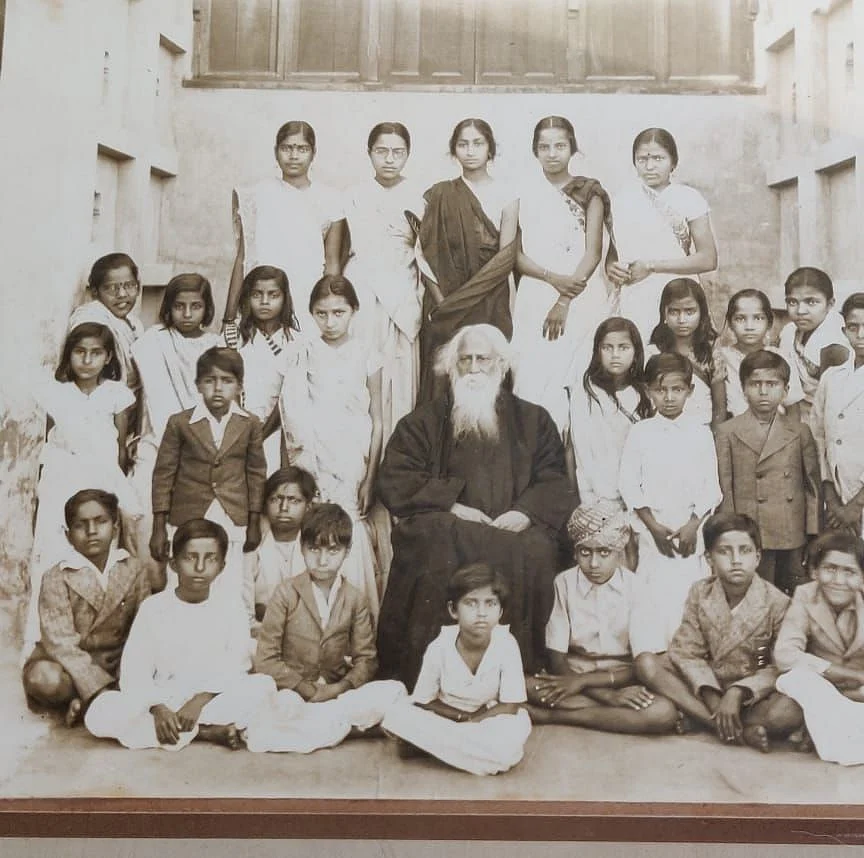 शांति निकेतन में शिवानी जी, गुरुदेव रवींद्रनाथ टैगोर के एकदम पीछे काली साड़ी में