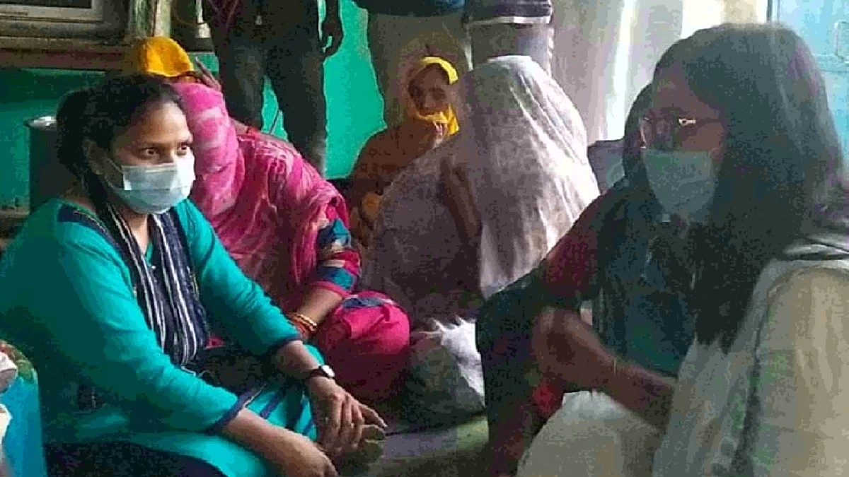 हाथरस पीड़िता के घर मिली संदिग्ध महिला पेशे से डॉक्टर निकली, इससे पहले ‘आगरा’ में खुद को ‘मौसी’ बताया था
