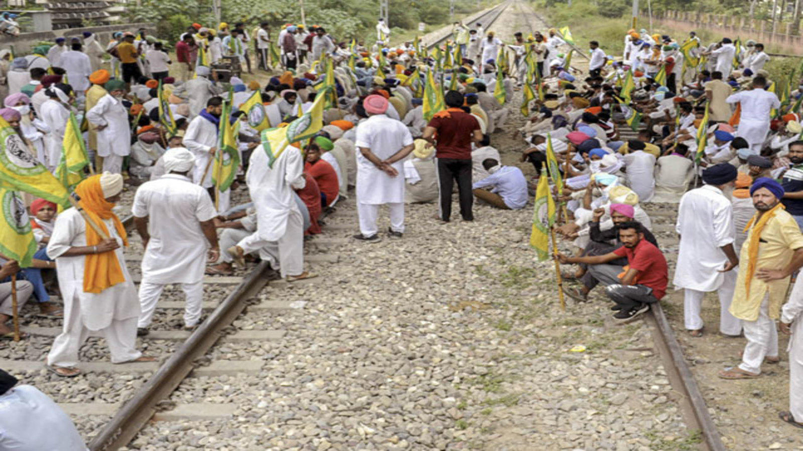 पंजाब में किसानों की अनुमति के बावजूद मालगाड़ियां रद्द, कोयला सप्लाई बंद होने से ब्लैकआउट का खतरा
