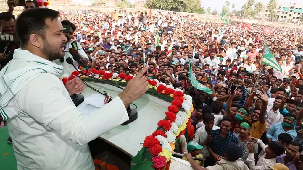 बिहार चुनाव: तेजस्वी यादव की हवा में उखड़ने लगे हैं नीतीश-मोदी के पैर, मुश्किल में जेडीयू-बीजेपी गठबंधन
